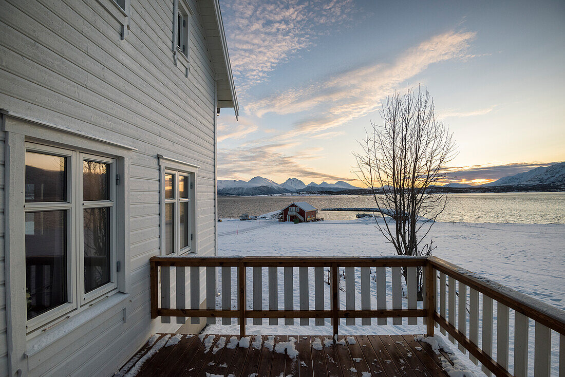 Der Blick von einem typischen norwegischen Haus in Tromso, Troms, Norwegen, Europa