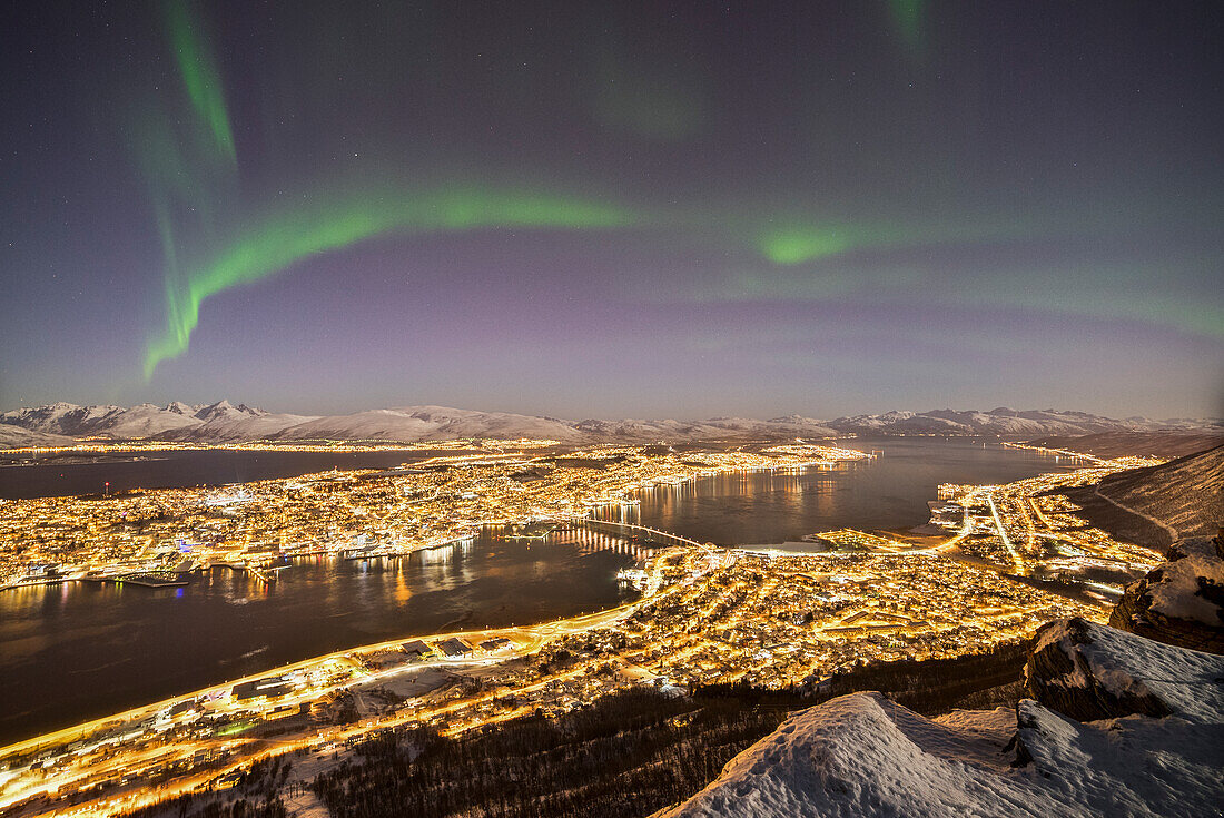 Der Blick auf die Stadt Tromso und die Nordlichter während der Nacht, Provinz Troms, Nordnorwegen, Europa