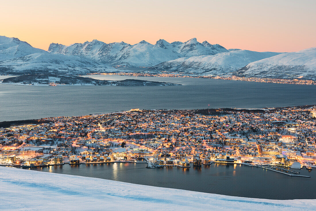 Der Blick auf die Stadt Tromso in der Abenddämmerung vom Berggipfel aus, Provinz Troms, Nordnorwegen, Europa