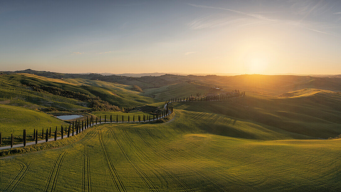 Luftaufnahme des Bauernhauses Baccoleno bei Sonnenuntergang, Gemeinde Asciano, Provinz Siena, Region Toskana, Italien, Europa
