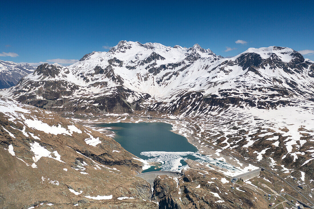 Luftaufnahme mit Drohne des Splugapasses im Sommer, Orobie-Alpen, Valtellina, Gemeinde Madesimo, Provinz Sondrio, Region Lombardei, Italien, Europa