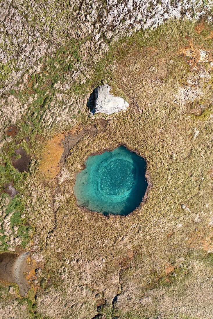 Luftaufnahme von der Drohne des blauen Lochs in der Nähe von Madesimo, Orobie-Alpen, Valtellina, Gemeinde Madesimo, Provinz Sondrio, Region Lombardei, Italien, Europa