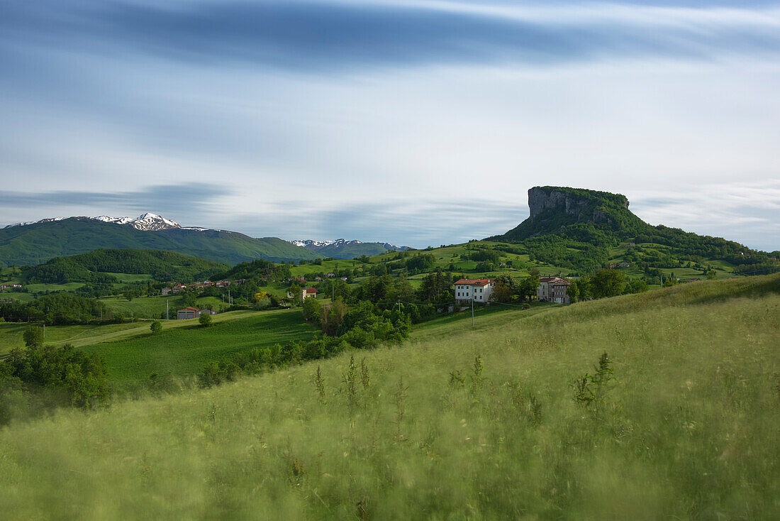 eine Langzeitbelichtung, um das Nachmittagslicht in der Nähe des Bismantova-Steins an einem sonnigen Sommertag einzufangen, Gemeinde Castelnovo nè Monti, Provinz Reggio Emilia, Region Emilia Romagna, Italien, Europa