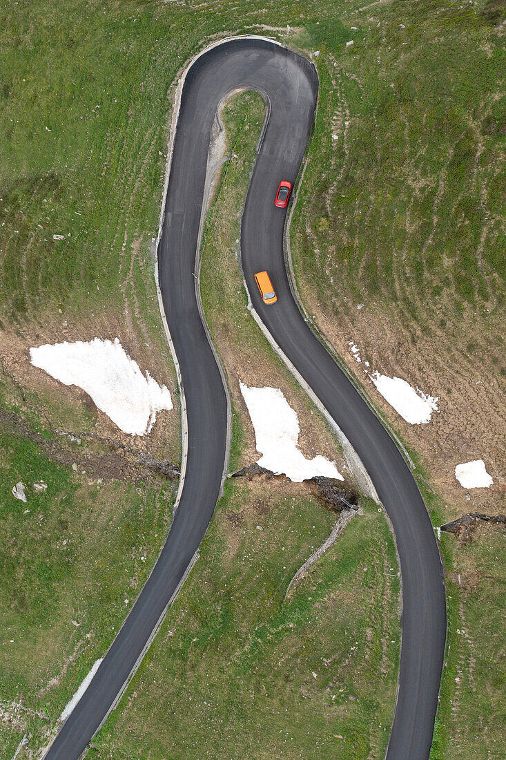Luftaufnahme der Kurven der Straße, Splugapass, Kanton Graubünden, Engadin, Schweiz, Europa