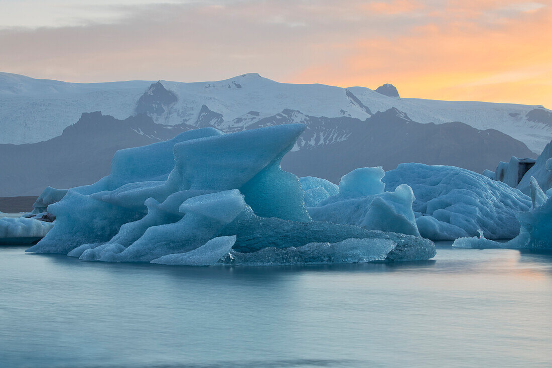 Eisberge während eines Sonnenuntergangs, Jokulsarlon Gletscherlagune, Austurland, Ostisland, Island, Europa