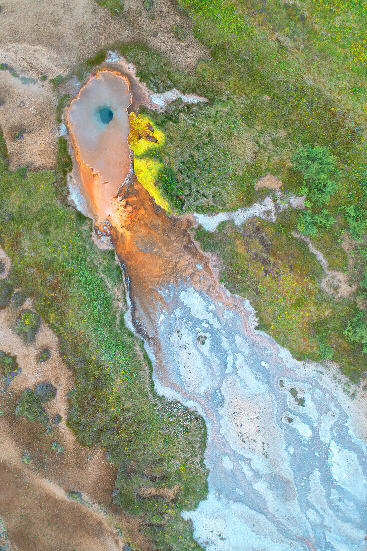 Senkrechtflug einer Drohne über das Thermalgebiet des Geysirs an einem Sommertag, Sudurland, Island, Europa