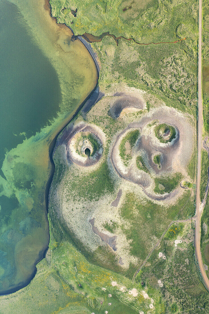 Vertikaler Blick aus der Luft, aufgenommen von einer Drohne, auf den Mivathn-See und die vulkanische Küste an einem Sommertag, Norduland, Mivathn, Ostisland, Island, Europa.