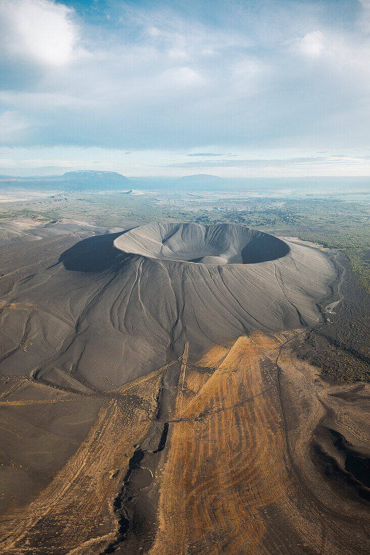 Luftaufnahme einer Drohne des Vulkans Hverfjall an einem Sommertag, Norduland, Mivathn, Ostisland, Island, Europa.