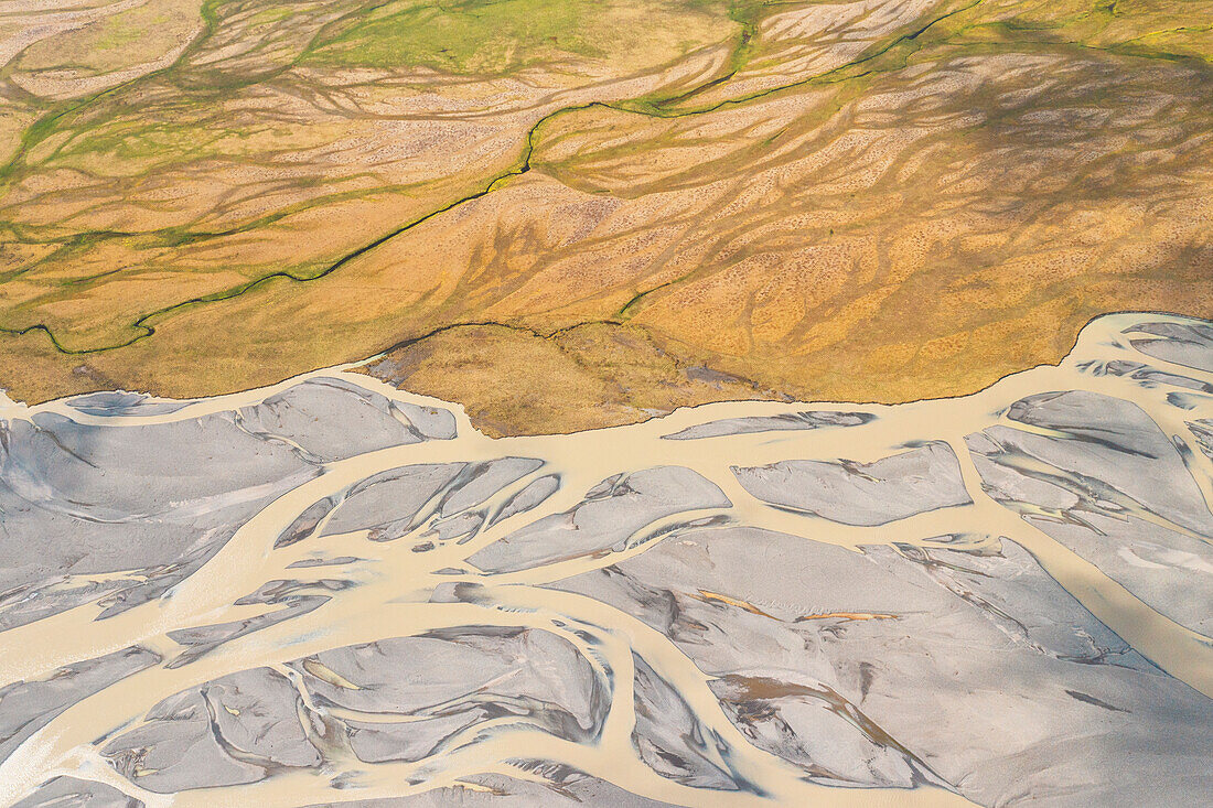 Luftaufnahme einer Drohne eines isländischen Flusses an einem Sommertag, Sudurland, Island, Europa