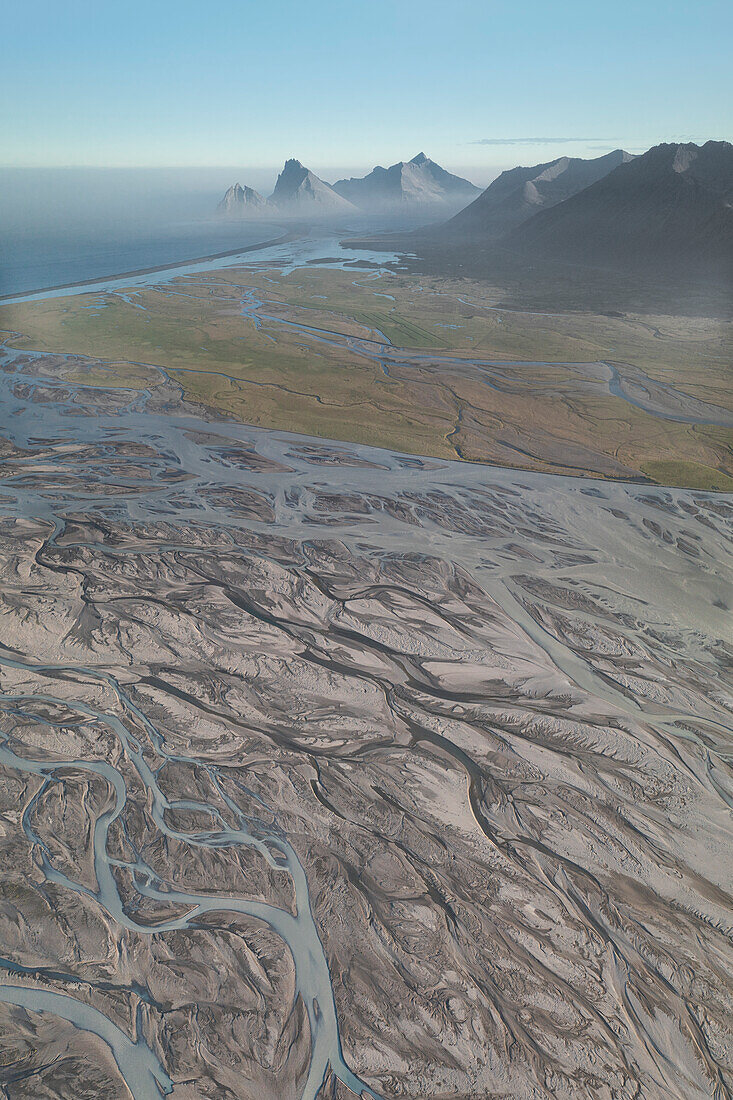 Luftaufnahme einer Drohne von einem isländischen Fluss an einem Sommertag, Austurland, Island, Europa