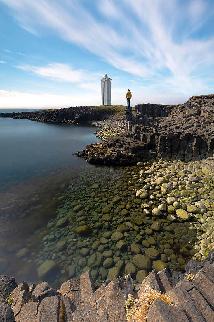 eine Person genießt die Landschaft in der Nähe des Leuchtturms von Kálfshamarsvik, Nordurland, Island, Europa