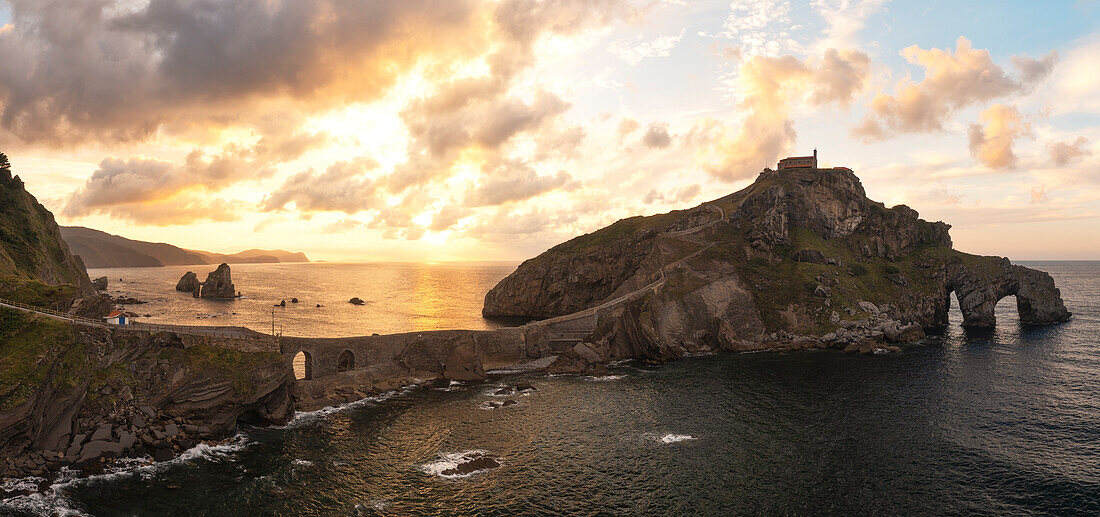 Luftaufnahme des San Juan de Gatzelugatxe während eines warmen Sommer-Sonnenuntergangs, Gemeinde Bermeo, Provinz Bizkaia, Spanien, Europa