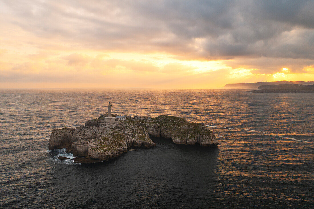 Luftaufnahme der Isla de Mouro, während eines warmen Sonnenaufgangs, Gemeinde Santander, Kantabrien, Spanien, Iberische Halbinsel, Westeuropa