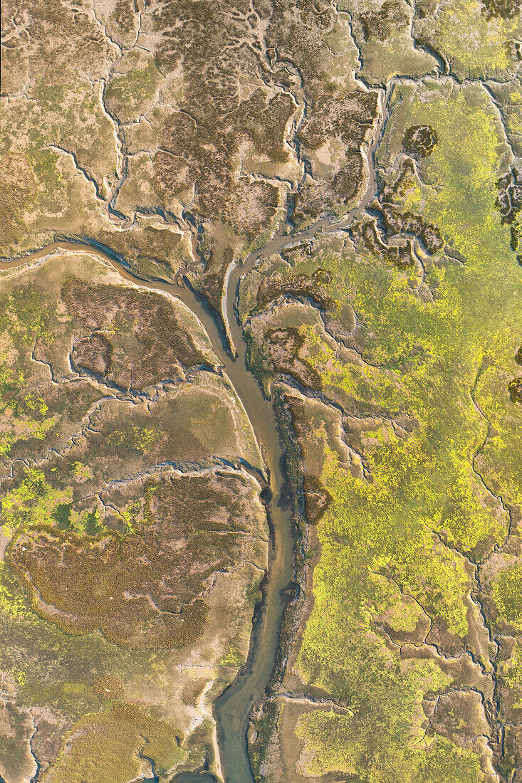 abstrakte Luftaufnahme, aufgenommen mit einer Drohne, des Flusses in der Nähe von San Vicente de la Barquera, Kantabrien, Spanien, Europa