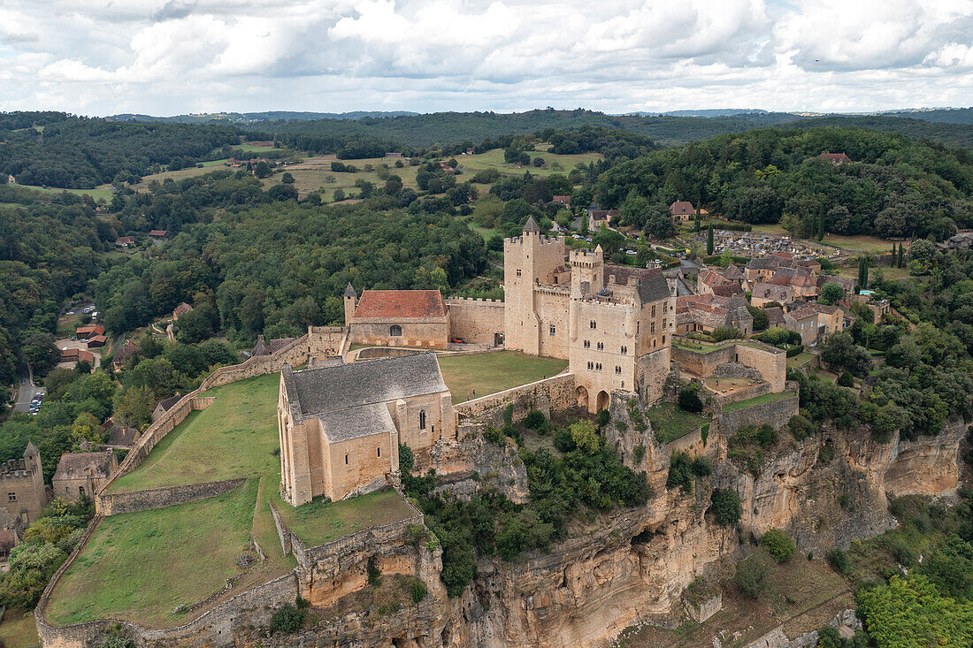 Luftaufnahme per Drohne von Chateau de Beynac, Dordogna, Frankreich, Europa