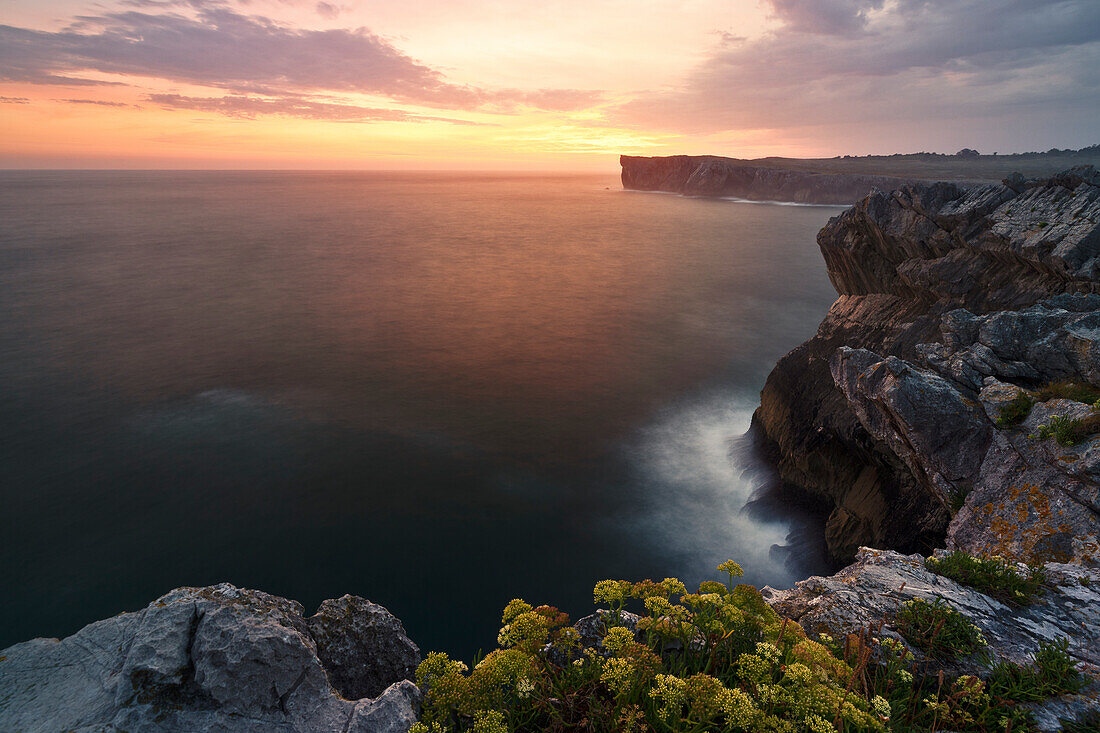 Langzeitbelichtung, um den Sonnenaufgang entlang der asturischen Klippen an einem Sommertag einzufangen, Asturien, Spanien, Europa