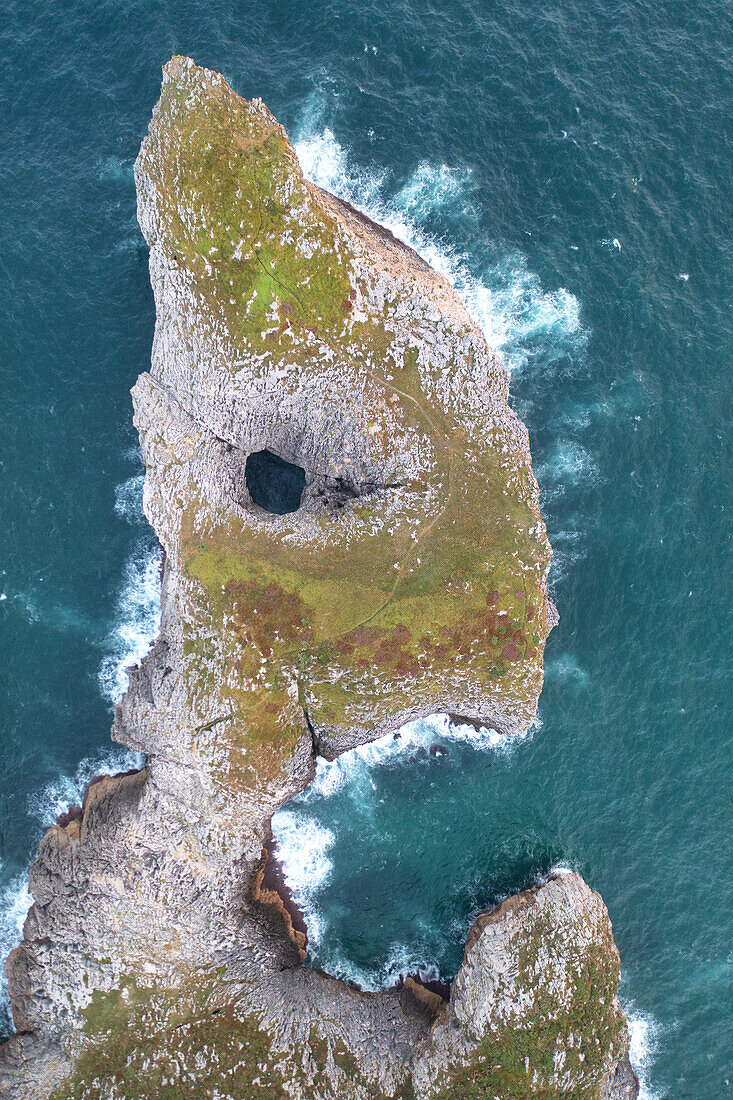 Senkrechter Blick aus der Luft, aufgenommen mit einer Drohne, auf die Steilküste in der Nähe von Ribadesella, Gemeinde Ribadesella, Asturie, Spanien, Europa