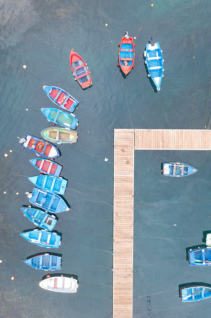 Senkrechtansicht aus der Luft, aufgenommen mit einer Drohne, des Fischereihafens von Cudillero, Gemeinde Cudillero, Asturie, Spanien, Europa