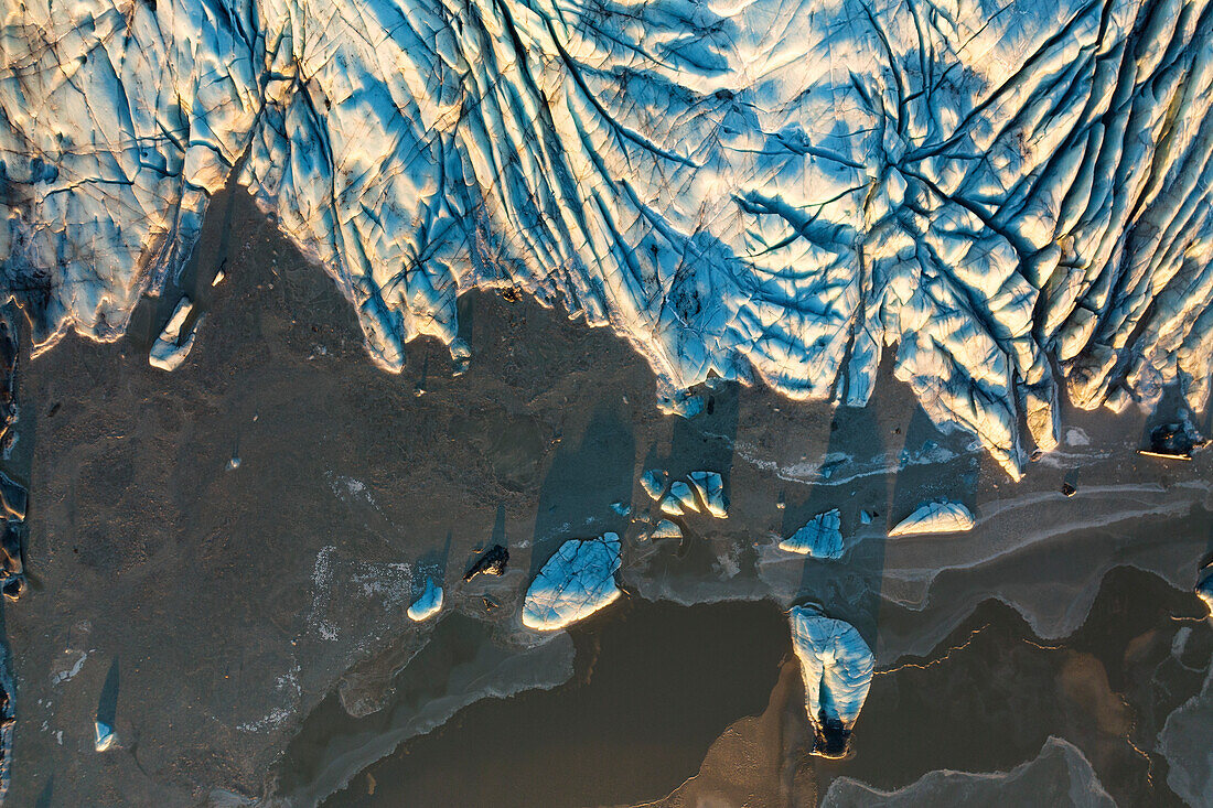 Luftaufnahme einer Drohne vom Skaftafellsjokull-Gletscher, Austurland, Island, Europa