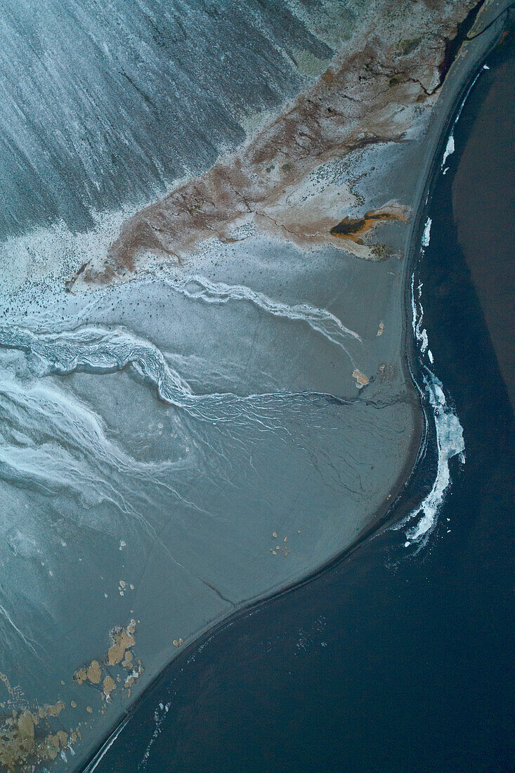 Luftaufnahme einer Drohne von einem isländischen Fluss an einem Wintertag, Austurland, Island, Europa