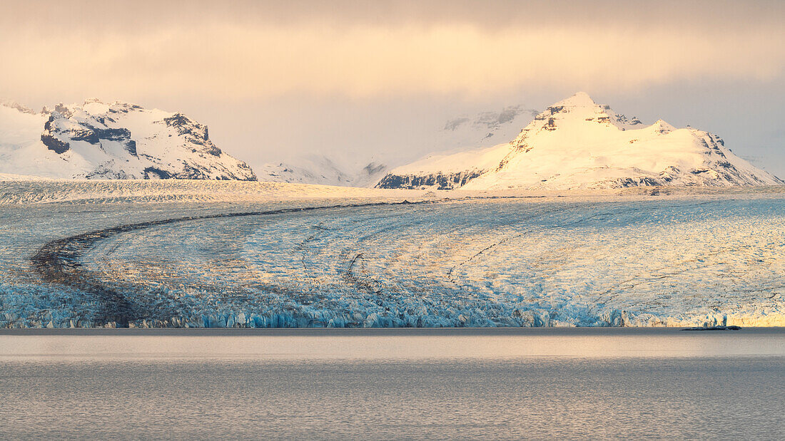 eine warme Lichthülle in der Jokusarlon Gletscherlagune, während eines warmen Wintersonnenuntergangs, Austurland, Island, Europa