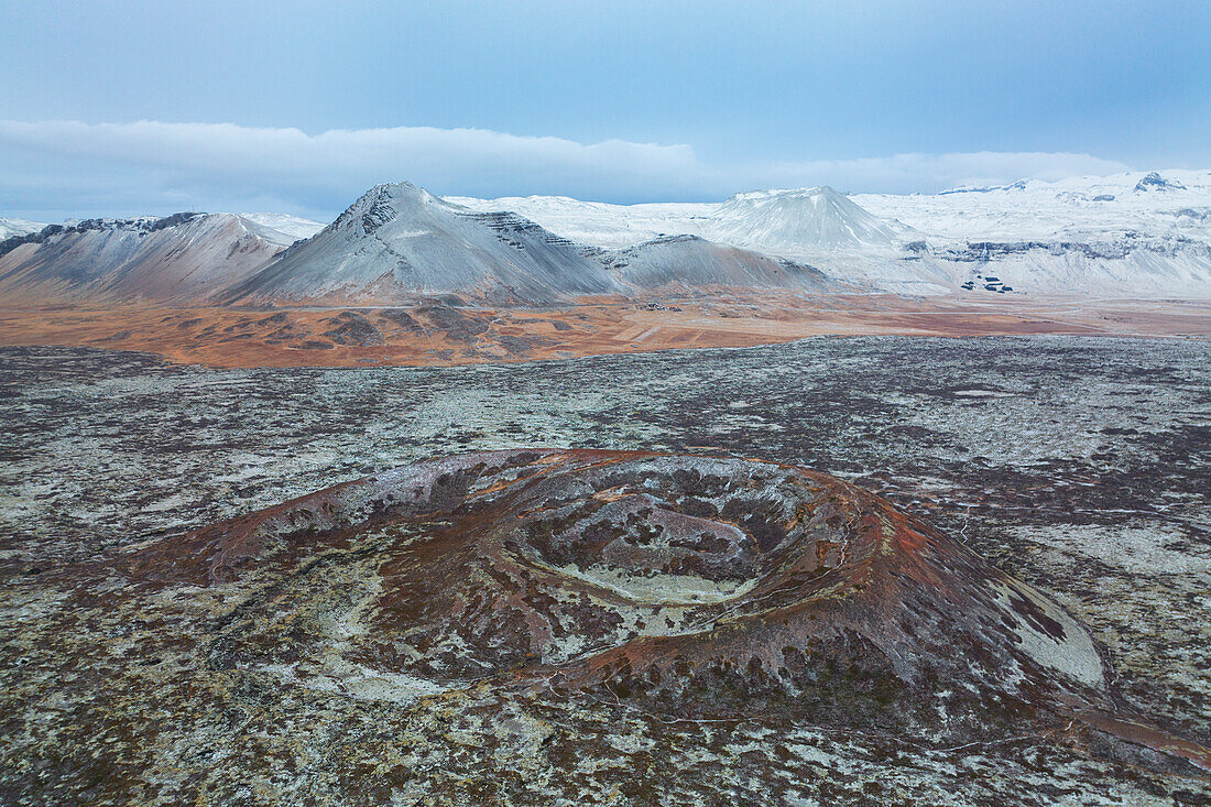Luftaufnahme eines alten Vulkans, aufgenommen mit einer Drohne, Snaefells Peninsula, Vesturland, Island, Europa