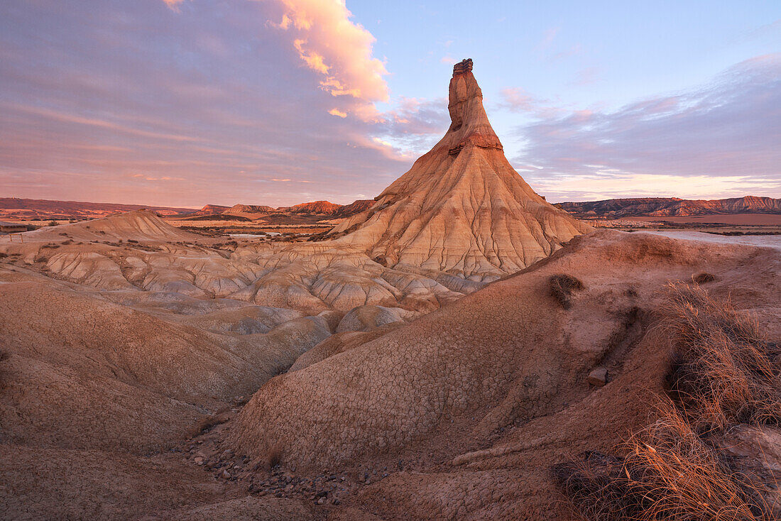 die ikonische Felsformation Castel de Tierra während eines warmen Sonnenaufgangs im Sommer, Naturpark Bardenas Reales, Navarra, Spanien, Europa