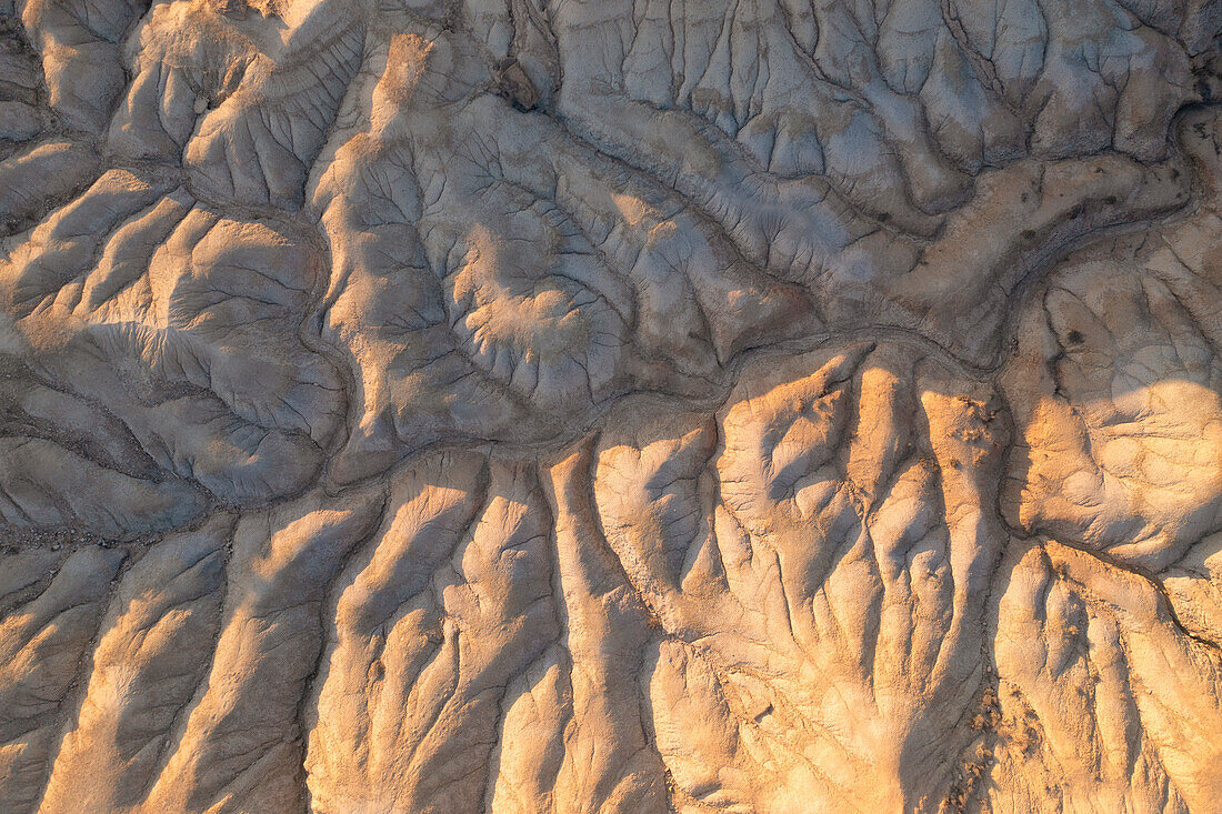 Abstrakte vertikale Ansicht der ikonischen Felsformation Castel de Tierra aus der Luft, Naturpark Bardenas Reales, Navarra, Spanien, Europa