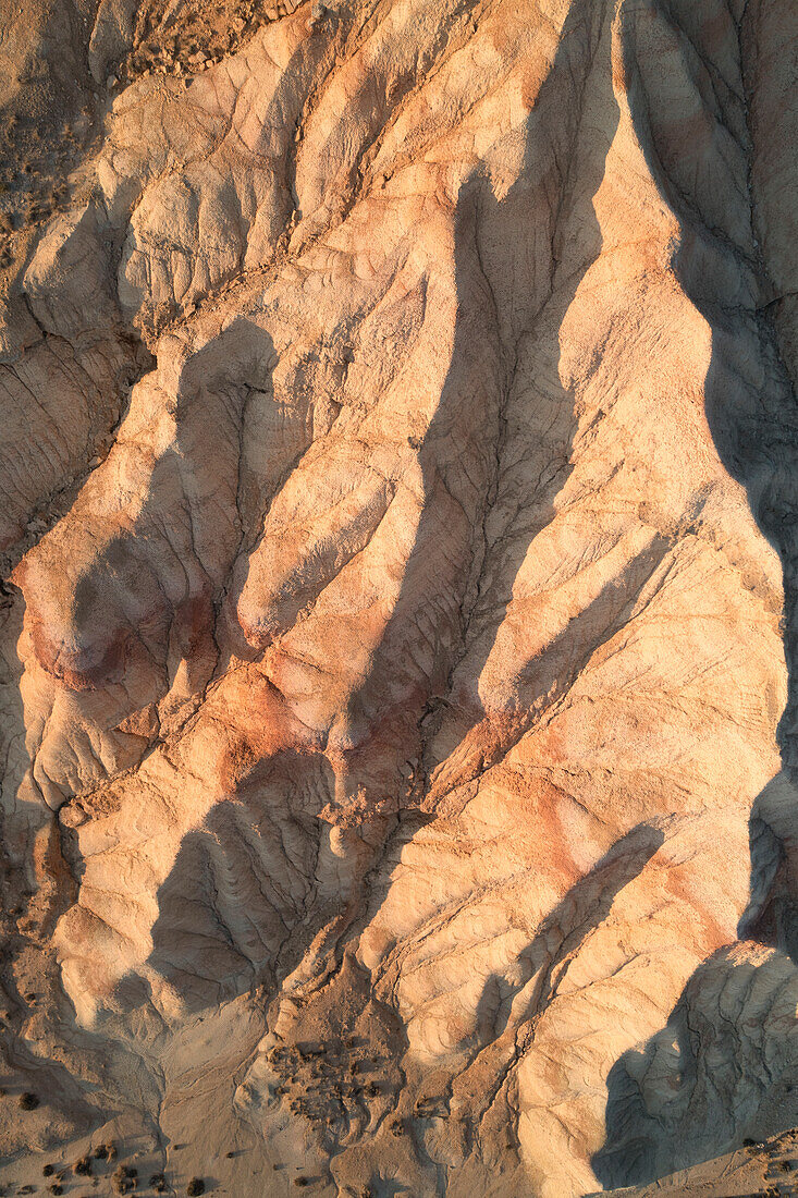 Abstrakte vertikale Ansicht der ikonischen Felsformation Castel de Tierra aus der Luft, Naturpark Bardenas Reales, Navarra, Spanien, Europa