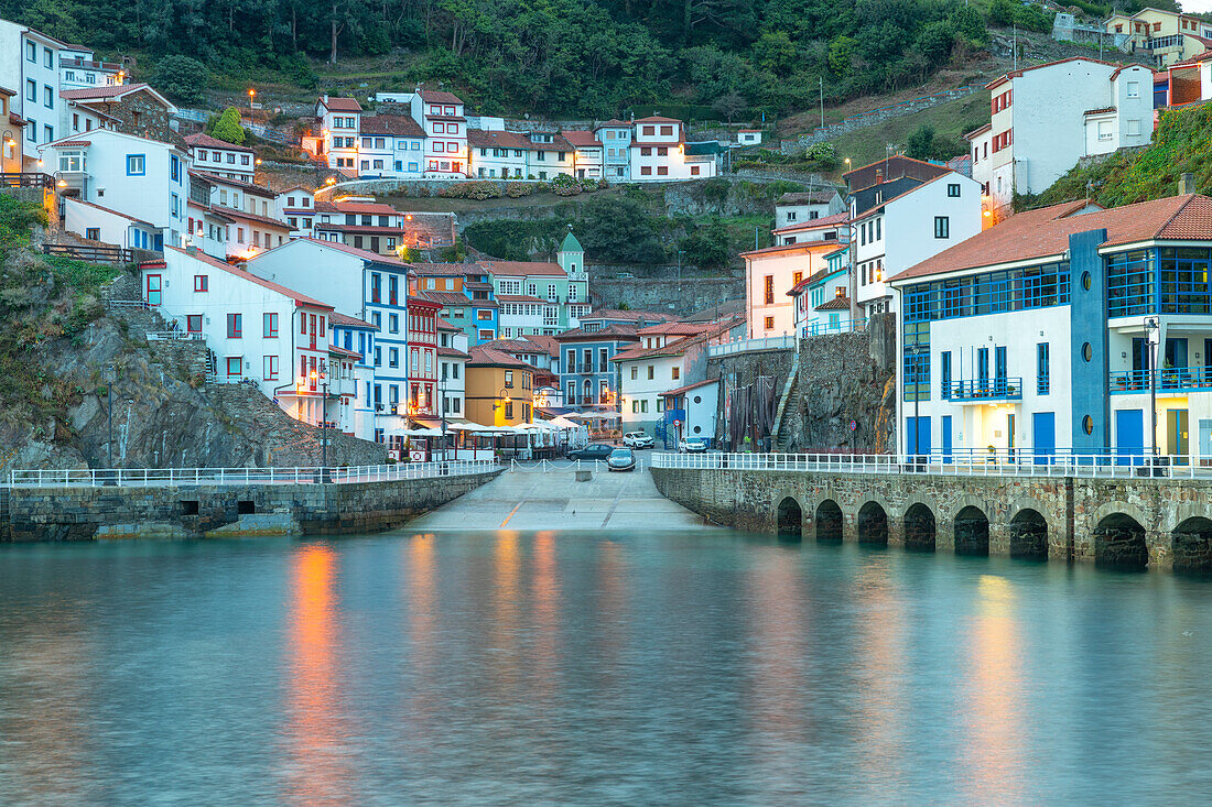 das typische Dorf Cudillero während eines Sonnenaufgangs im Sommer, Gemeinde Cudillero, Asturien, Spanien, Europa