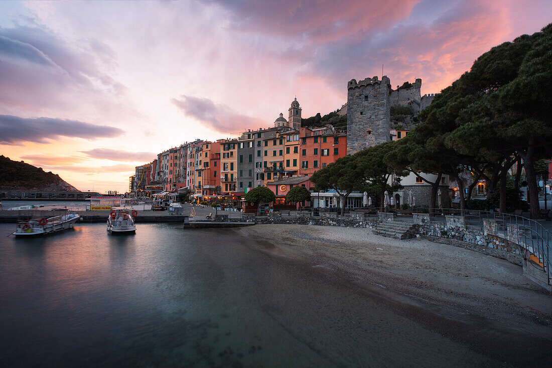 eine Langzeitbelichtung, um den warmen Sonnenuntergang im historischen Zentrum von Portovenre einzufangen, Gemeinde Portovenere, Provinz La Spezia, Region Ligurien, Italien, Europa