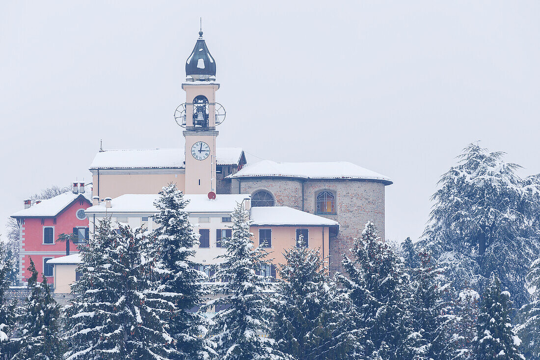 Kirche von SS Cosma e Damiano nach einem Schneefall, Dorf Civello, Villa Guardia, Brianza, Provinz Como, Lombardei, Italien, Europa