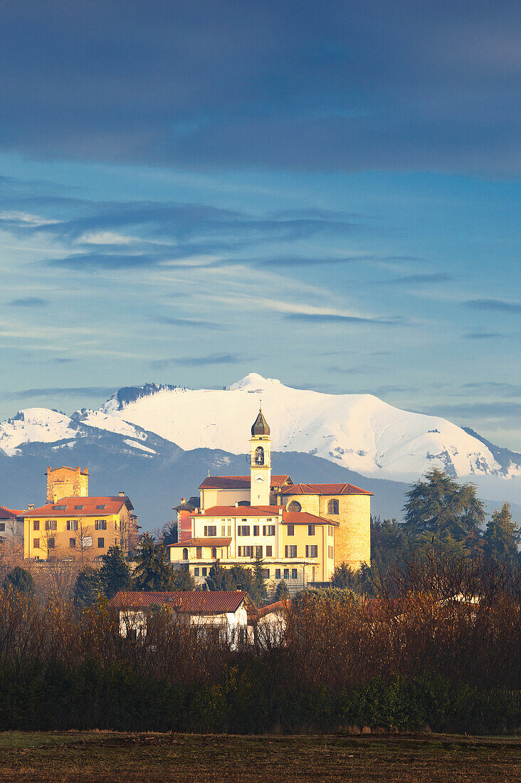 Morgenlicht auf der Kirche von SS Cosma e Damiano und dem Dorf Civello, im Hintergrund der verschneite Berg Generoso, Villa Guardia, Brianza, Provinz Como, Lombardei, Italien, Europa