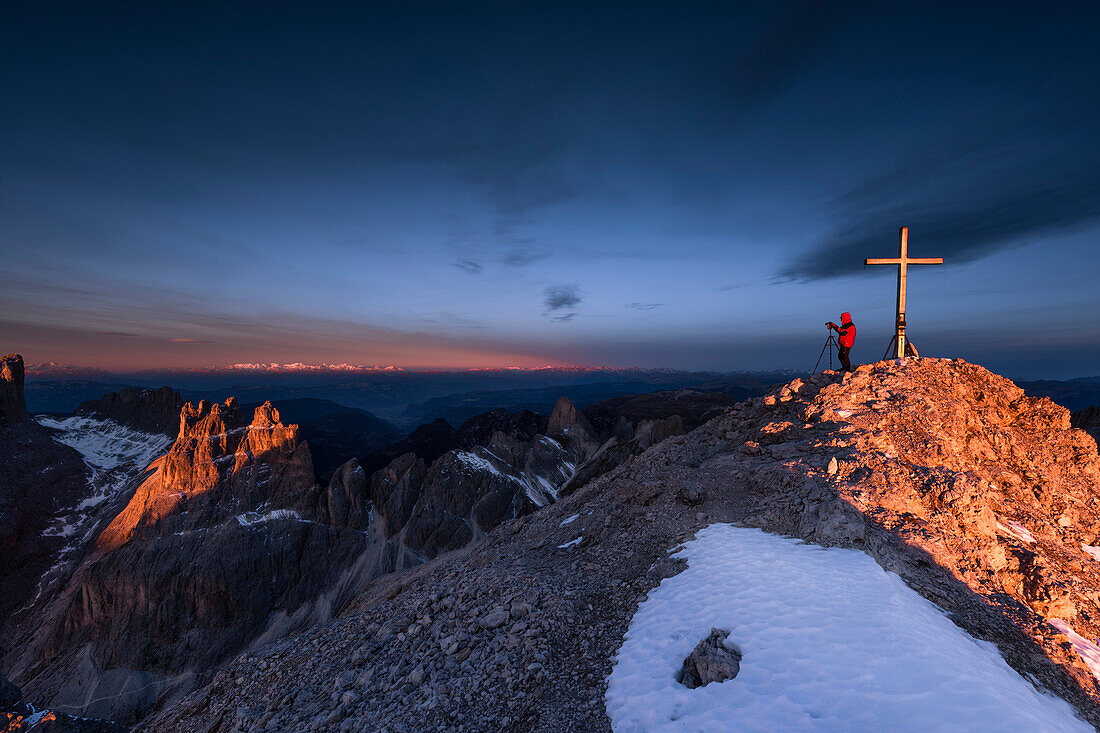 Europa, Italien, Trentino-Südtirol, Rosengarten, Dolomiten, Fassa-Tal, Vajolet-Türme. Alba auf dem Gipfel des Rosengartens und der Vajolet-Türme.