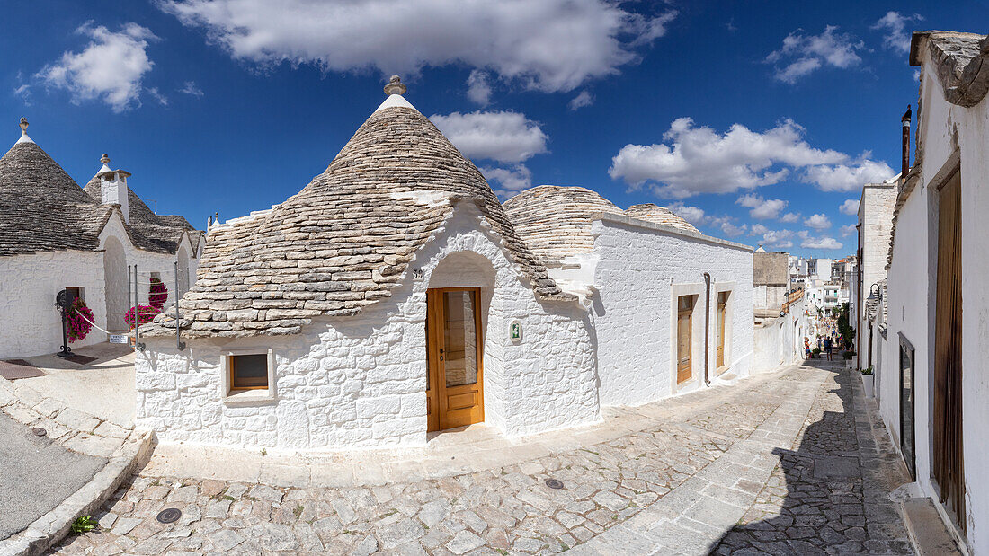 Blick auf die Trulli, typische Gebäude von Alberobello (Unesco-Weltkulturerbe) an einem herrlichen Sommertag, Gemeinde Alberobello, Provinz Bari, Region Apulien, Italien, Europa