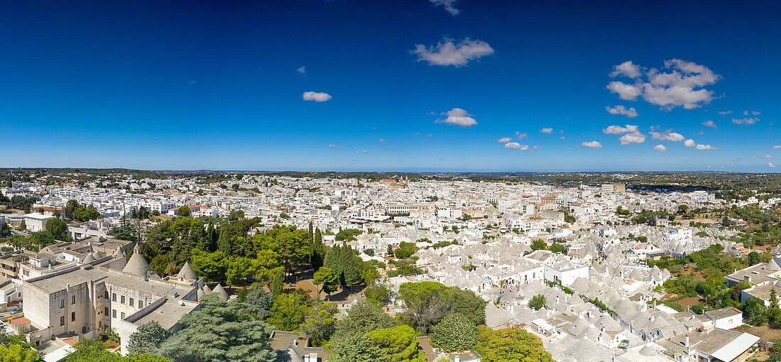 Luftaufnahme des typischen Dorfes Alberobello (Unesco-Weltkulturerbe)(Unesco-Weltkulturerbe) und seiner einzigartigen Trulli, an einem herrlichen Sommertag, Gemeinde Alberobello, Provinz Bari, Region Apulien, Italien, Europa