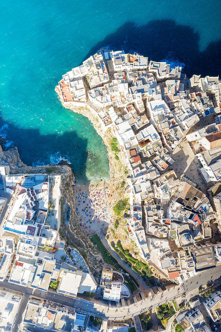 Luftaufnahme des wunderschönen Küstendorfes Polignano a Mare an einem herrlichen Sommertag, Gemeinde Polignano a Mare, Provinz Bari, Region Apulien, Italien, Europa, per Drohne