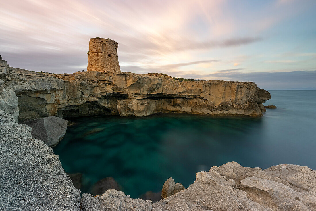 eine Langzeitbelichtung, um den sommerlichen Sonnenuntergang in der Nähe des Turms von Porto Miggiano einzufangen, Gemeinde Santa Cesarea Terme, Provinz Lecce, Bezirk Apulien, Italien, Europa