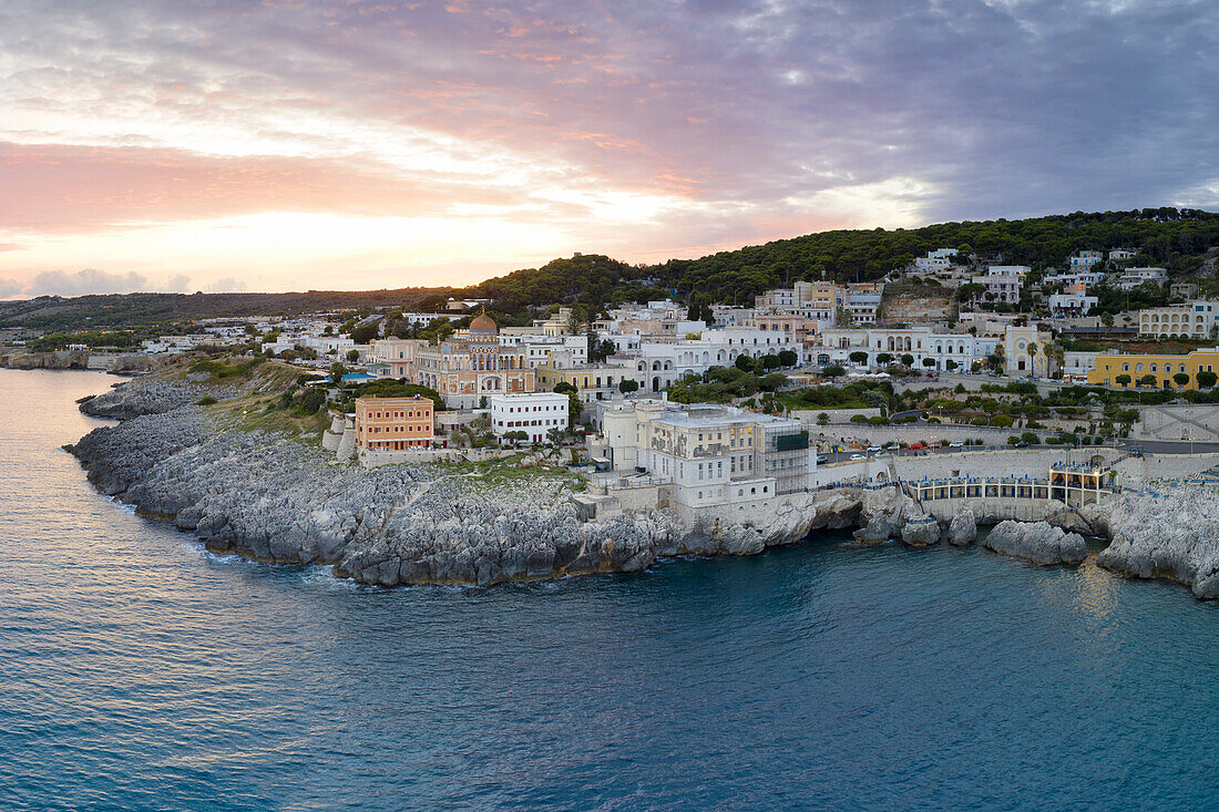 Luftaufnahme mit Drohne von Santa Cesarea Terme bei Sonnenuntergang im Sommer, Gemeinde Santa Cesarea Terme, Provinz Lecce, Region Apulien, Italien, Europa