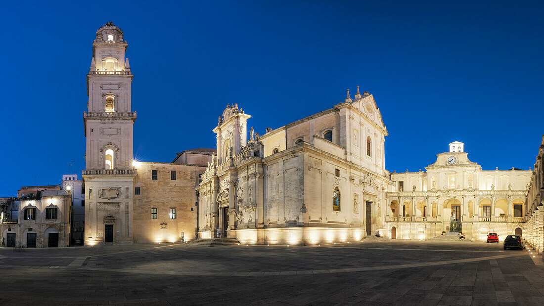 Die Kathedrale und die Piazza del Duomo in Lecce bei Sommernacht, Gemeinde Lecce, Provinz Lecce, Region Apulien, Italien, Europa