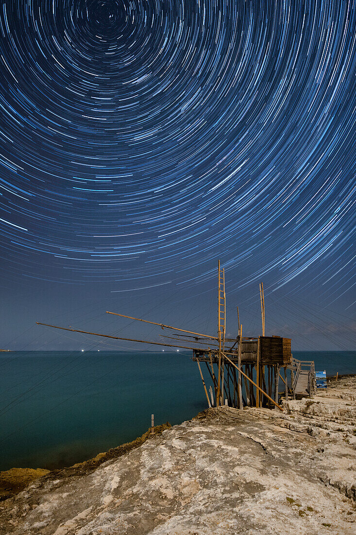 ein Startrail in der Nähe des Trabucco, Gemeinde Vieste, Provinz Foggia, Region Apulien, Italien, Europa