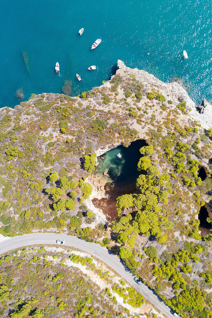 Luftaufnahme der Gargano-Küste mit ihren weißen Klippen, Höhlen und dem kristallklaren Meer, aufgenommen an einem Sommertag, Gemeinde Vieste, Provinz Foggia, Region Apulien, Italien, Europa