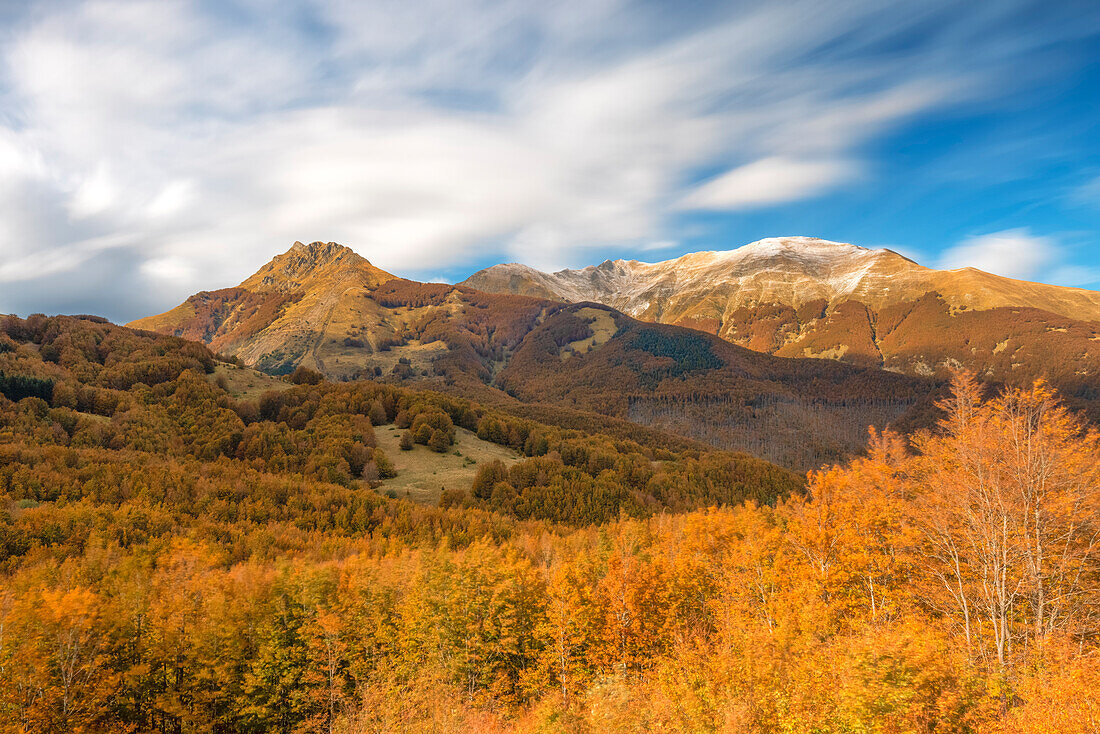 die Gipfel des Apennin, aufgenommen mit einer Langzeitbelichtung an einem schönen Herbsttag, an dem das Laub die Landschaft färbt, toskanisch-emilianischer Apennin-Nationalpark, Gemeinde Ventasso, Provinz Reggio Emilia, Region Emilia Romagna, Italien, Europa