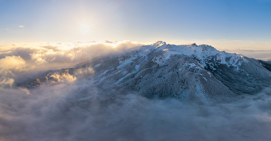 Drohnenaufnahme des Skigebiets Cerreto Laghi an einem schönen Wintermorgen, Nationalpark Toskanisch-emilianischer Apennin, Gemeinde Ventasso, Provinz Reggio Emilia, Region Emilia Romagna, Italien, Europa