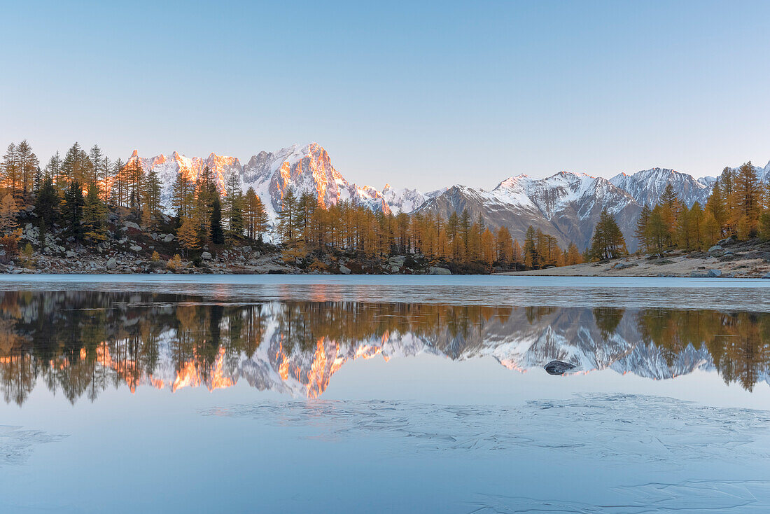 in einer kalten Herbstdämmerung spiegeln sich die Gipfel des Mont-Blanc-Massivs im Lago d'Arpy, Gemeinde Morgex, Provinz Aosta, Bezirk Valle d'Aosta, Italien, Europa