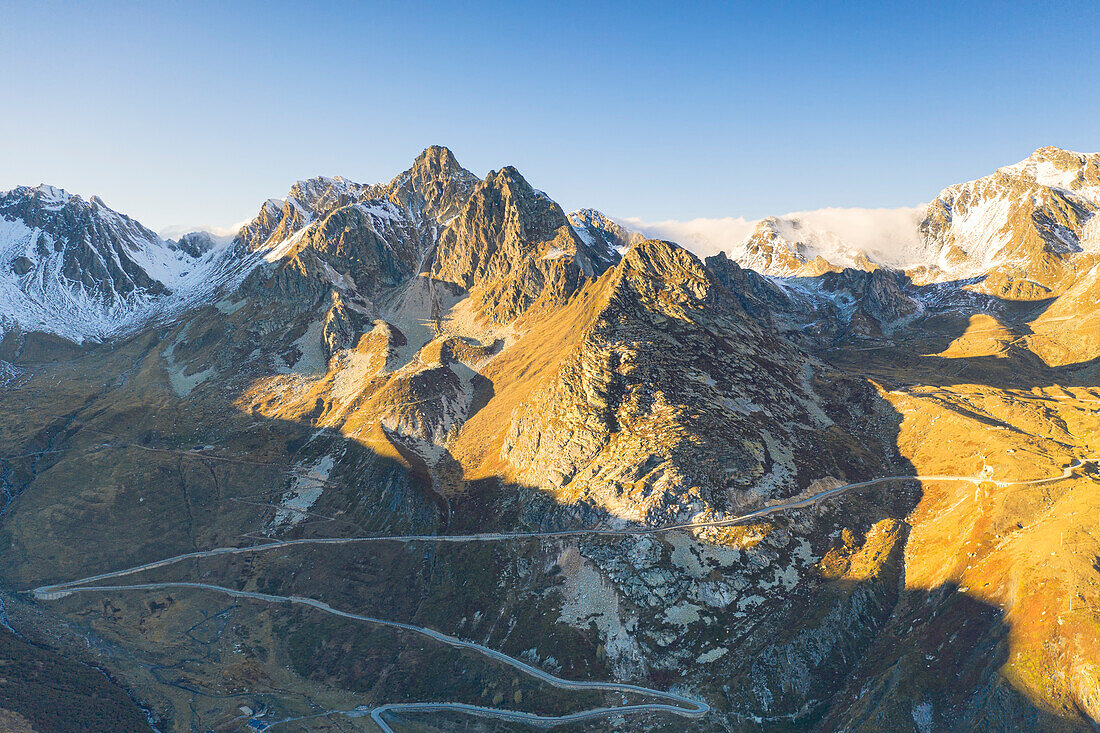 Luftaufnahme mit Drohne vom Col du Grand Satint-Bernard, Provinz Aosta, Bezirk Valle d'Aosta, Italien, Europa