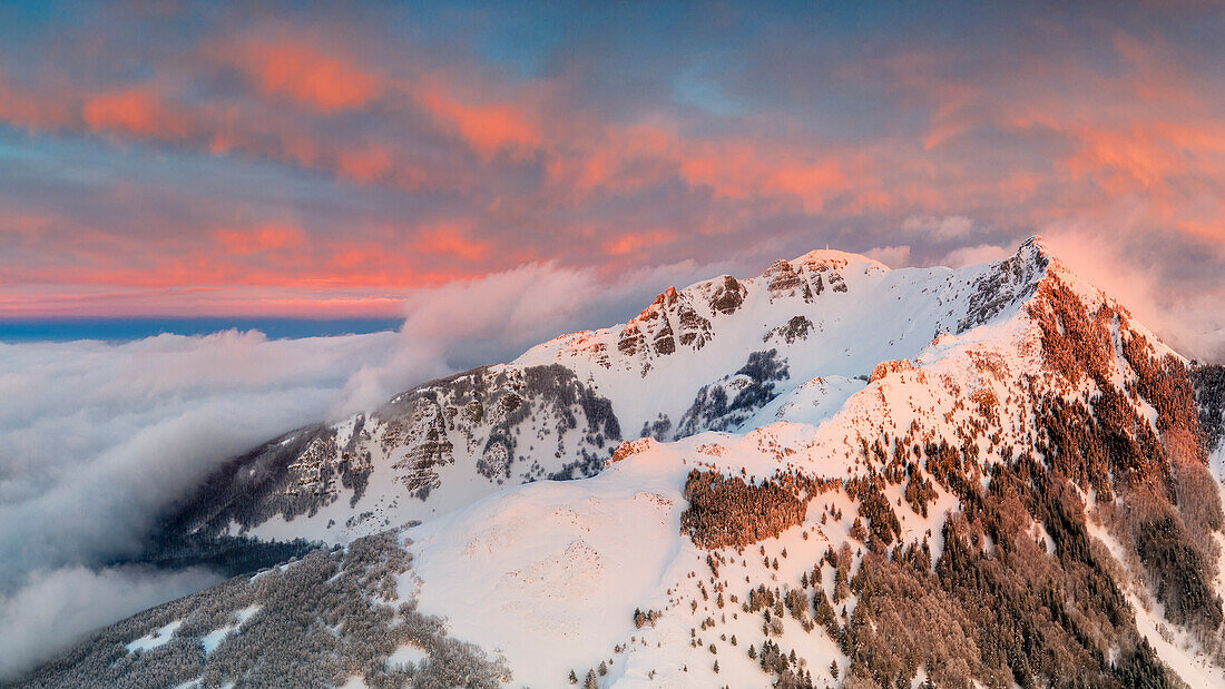 Sonnenuntergang im Winter aus der Luft, aufgenommen von einer Drohne auf dem Berg La nuda, Nationalpark Toskanisch-emilianischer Apennin, Cerreto Laghi, Gemeinde Ventasso, Provinz Reggio Emilia, Region Emilia-Romagna, Italien, Europa