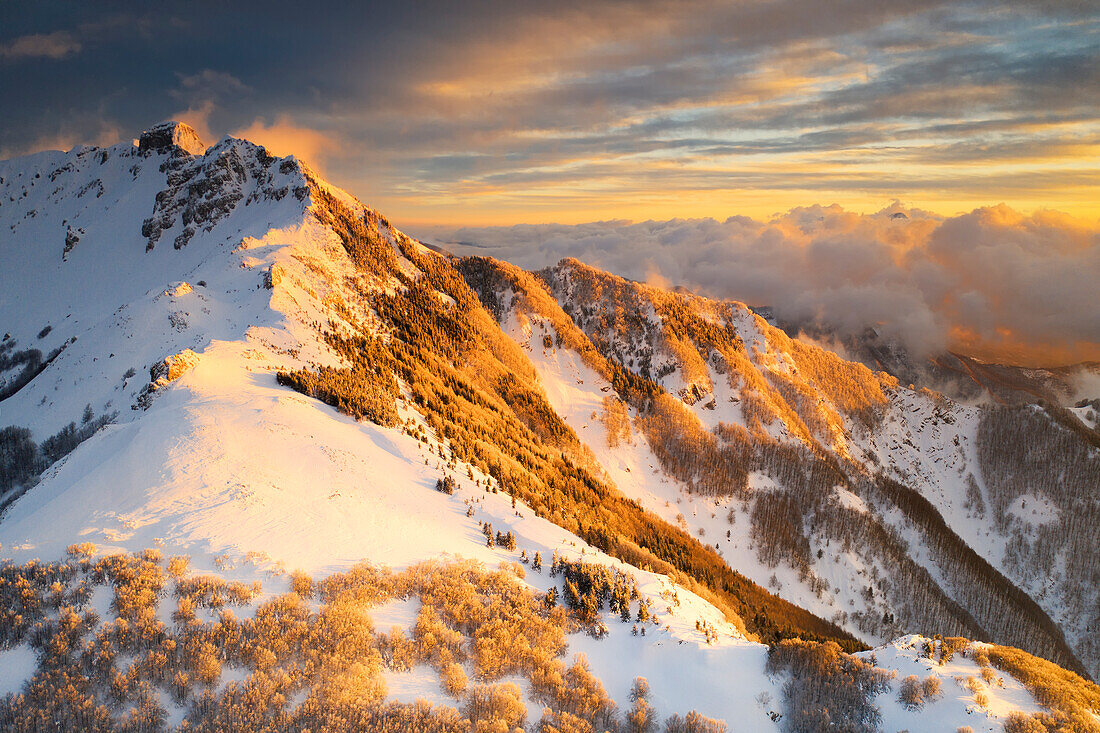 Luftaufnahme des Sonnenuntergangs im Winter, aufgenommen mit einer Drohne vom Berg Gendarme, Nationalpark Toskanisch-emilianischer Apennin, Sassalbo, Gemeinde Fivizzano, Provinz Massa Carrara, Region Toskana, Italien, Europa