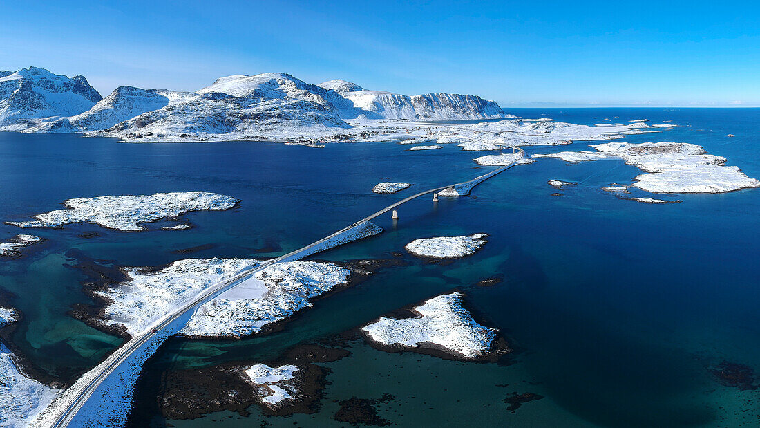 Winterluftbild, aufgenommen mit der Drohne, der Verbindungsbrücke zwischen Ramberg und Fredvang, Nordland, Insel Lofoten, Norwegen, Europa