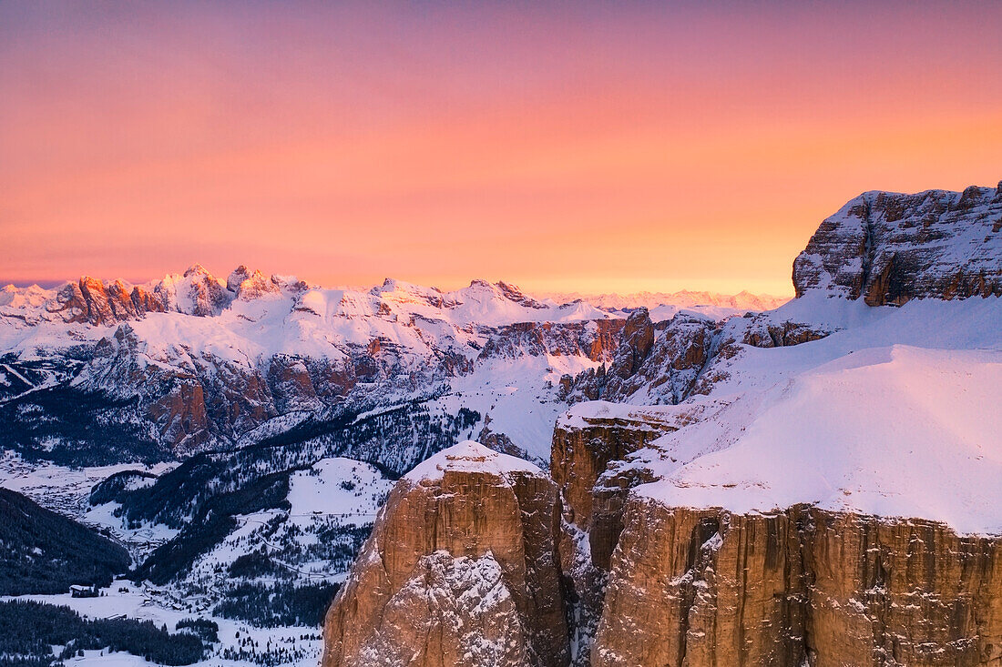 Luftaufnahme einer Drohne von der Sellagruppe während eines Sonnenaufgangs im Winter, in der Nähe des Sellajochs, Grödner Tal, Dolomiten, Unesco-Welterbe, Provinz Bozen, Bezirk Trentino-Südtirol, Italien, Europa